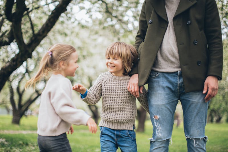 Dwójka dzieci z rodzicem