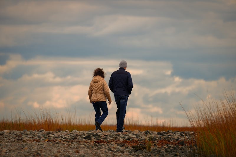 Mężczyzna i kobieta na kamienistej plaży