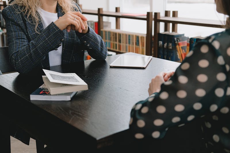 Rozmowa przy stoliku z książkami