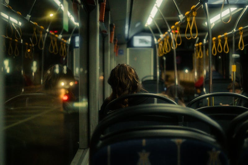 Wnętrze autobusu nocą