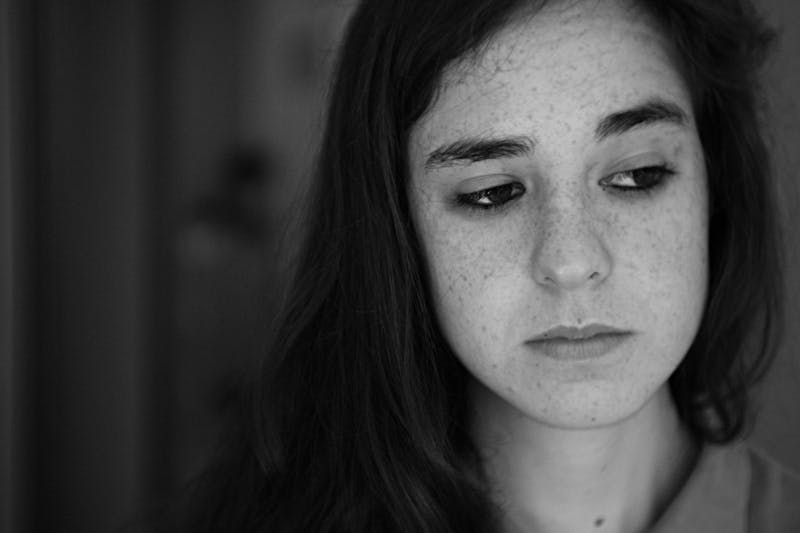 Zamyślona młoda kobieta